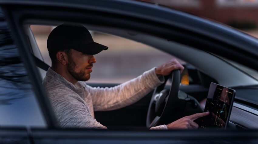 mand kører i sin tesla